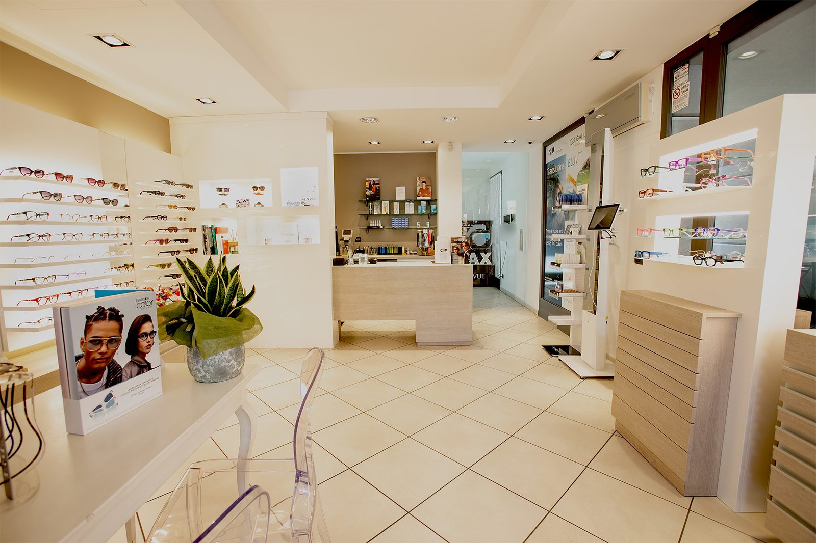 Ingresso e bancone dello Studio Ottico DR
