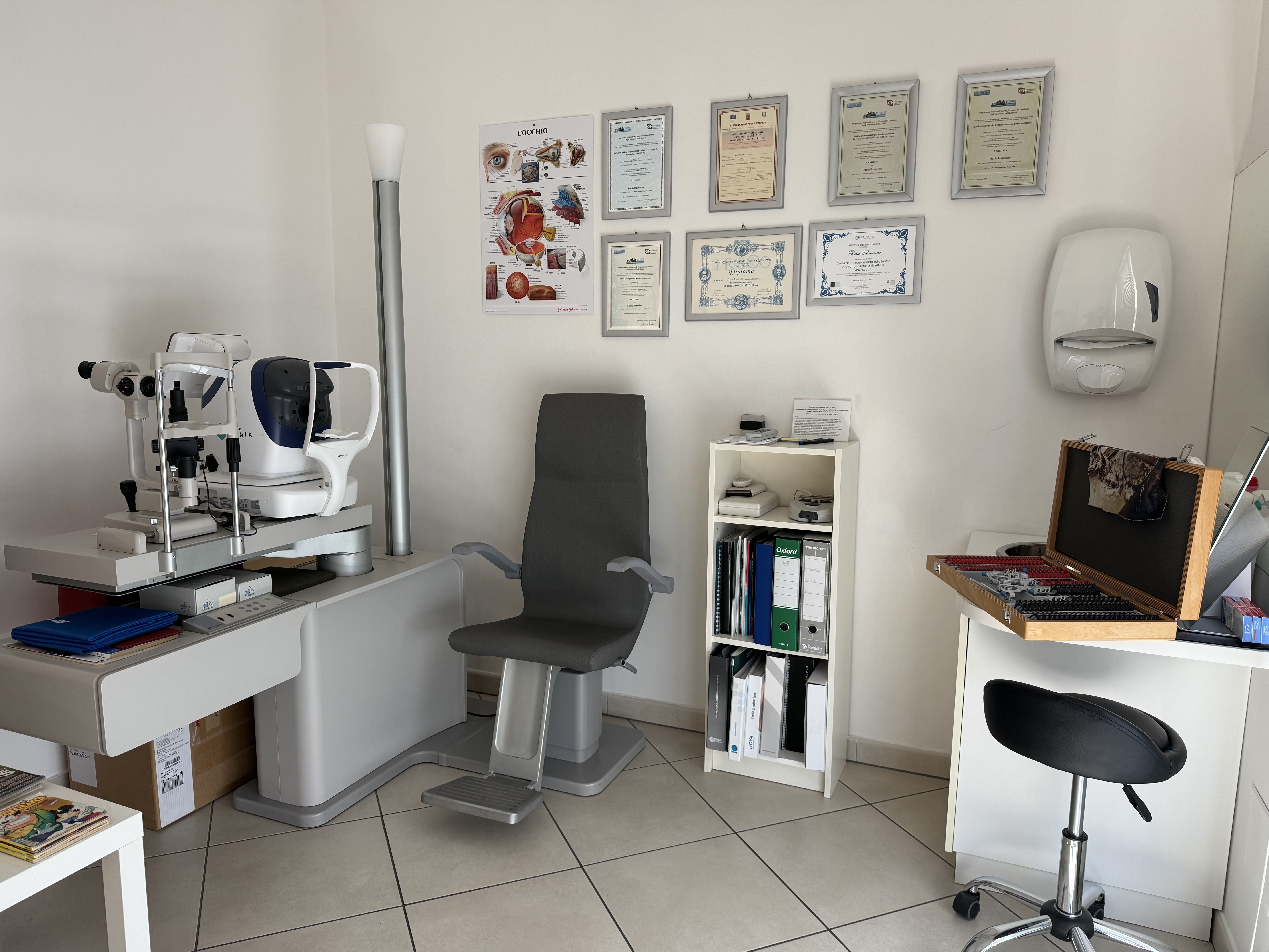 Sala esami Studio Ottico DR — strumentazione optometrica